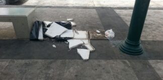Ancora vandali in azione in piazza Mercato: distrutti portacestini