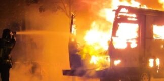 Incendio in un deposito-parcheggio