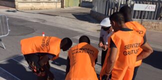 Rifacimento strisce pedonali a Foce Varano rifatte dagli immigrati ospiti allo Sprar