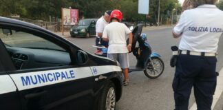 Agenti della Polizia locale aggrediti e circondati da extracomunitari: è caccia ai colpevoli