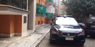 Cade dal balcone mentre effettuava dei lavori: muore 82enne