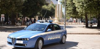 Ruba bottiglia di olio e lancia acido contro dipendenti del supermercato: arrestata 37enne