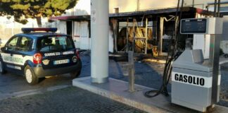 Ignoti danno fuoco a distributore di carburante: ingenti i danni
