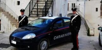 Spacciava droga e rubava oggetti in oro ai genitori: arrestato 21enne