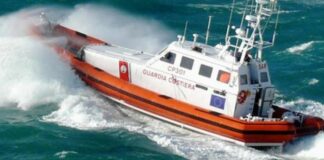 Catamarano si capovolge nel mare di Vieste: due turisti salvati dalla Guardia Costiera