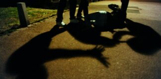 Rimprovera giovani molesti e loro lo pestano a sangue: 61enne finisce in ospedale