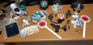 Armi, droga ed esplosivi in una carrozzeria: arrestati padre e figlio