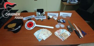 Blitz in un circolo privato: arrestato proprietario mentre confezionava cocaina