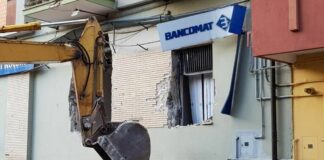 Armati e con una pala meccanica assaltano una banca