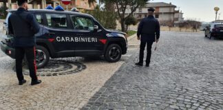 Insulti e botte ai genitori e alla compagna: arrestato 47enne
