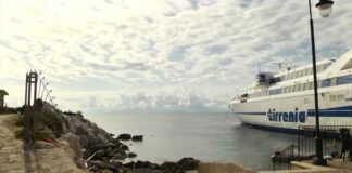 Paura alle Isole Tremiti, traghetto s’incaglia sugli scogli: nessun ferito