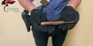 Armato di coltello rapina un supermercato: arrestato 34enne