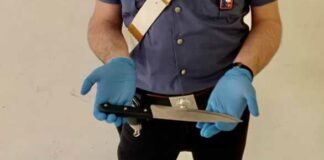 Minaccia la madre con un grosso coltello da cucina: arrestata