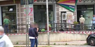 Agguato a pochi passi dal Commissariato: colpi di mitraglietta contro un uomo