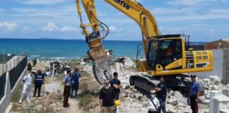 Ruspe in azione sul Gargano: manufatti abusivi abbattuti a Vieste e Torre Mileto