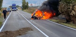 Fallito assalto a furgone carico di sigarette: auto in fiamme sulla SP141