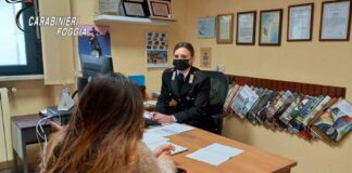 Pretende i soldi per la droga e minaccia di morte la madre: arrestato 23enne