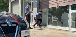 Esce dal carcere e tenta il furto in un bar forzando la saracinesca: arrestato 30enne