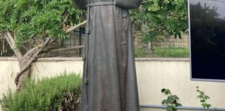 Urna Raffaella Carrà arriva da San Pio, portata da Japino
