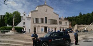 Sorpresi mentre svaligiano un appartamento: in manette due ladri