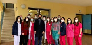 Visita a sorpresa dell’ex premier Conte all’hub vaccinale di San Giovanni Rotondo