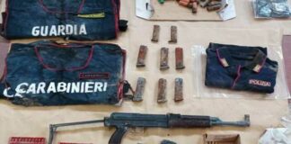 Armi, munizioni e casacche di Polizia e Carabinieri nascoste in un casolare: scatta il sequestro