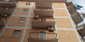 Badante tenta di uccidere un’anziana, poi ingerisce acido: è successo a Foggia