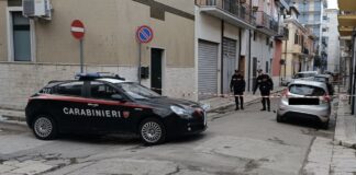 Bomba carta nella notte a San Severo, danni ad un’auto e al portone di un’abitazione