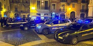 Scoperti in atteggiamenti intimi nei giardini della stazione di Foggia, interviene la Polizia di Stato