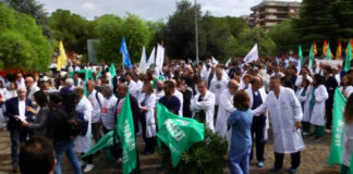 Camici bianchi in piazza contro la violenza: la protesta a Foggia