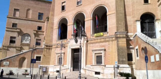 Il segno della croce prima di provare a marciare sulle strade di Foggia