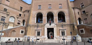 Timbravano i cartellini per poi allontanarsi: la Corte dei Conti condanna ex dipendenti del comune