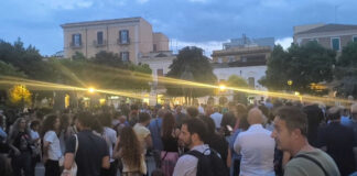 Folla in piazza nel ricordo di Hayat Fatimi, uccisa a coltellate dal suo ex compagno