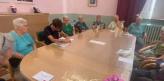 L’emozionante scambio di lettere tra anziani di una casa di riposo e donne detenute in carcere