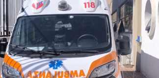 Operatori sanitari aggrediti e chiusi in casa dopo la morte di una donna