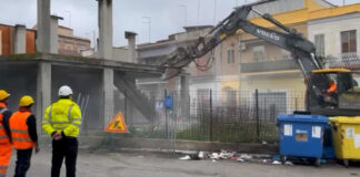 Ruspe nel quartiere settecentesco per abbattere un rudere in area demaniale