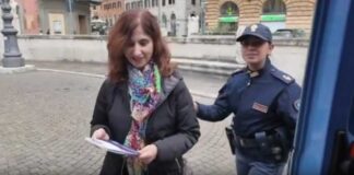 In piazza Umberto Giordano uno stand della Polizia contro la violenza sulle donne