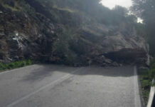 Tragedia sfiorata tra Mattinata e Vieste, enorme masso si stacca dal costone e frana in strada