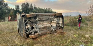 San Giovanni Rotondo, auto finisce fuori strada e si ribalta