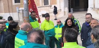 Toni accesi davanti al Comune: protestano gli operatori del verde pubblico