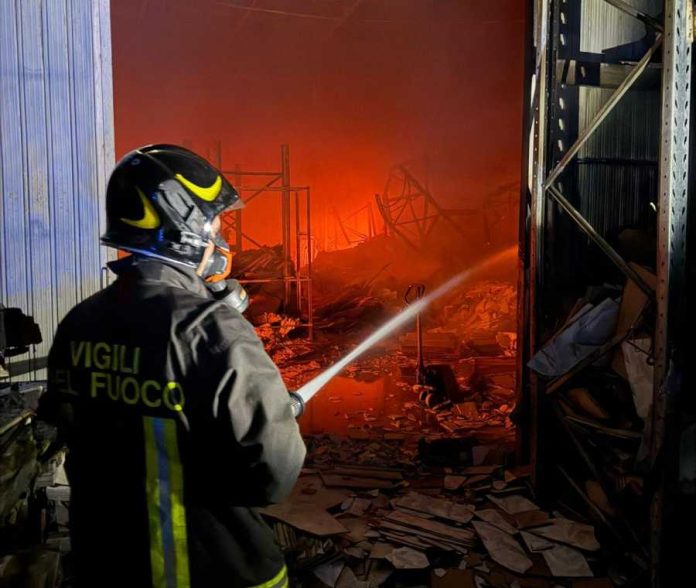cronaca incendio capannone cagnano varano
