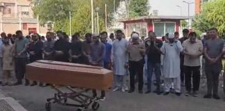 All’obitorio l’ultimo saluto a Sadam Houssain, il 32enne ritrovato morto nel bagagliaio della sua auto