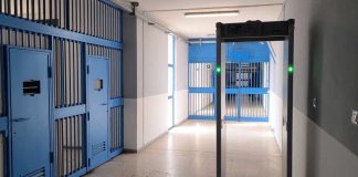 Lanci da fuori del muro del carcere di Foggia per introdurre droga e smartphone: arrestati 2 baresi