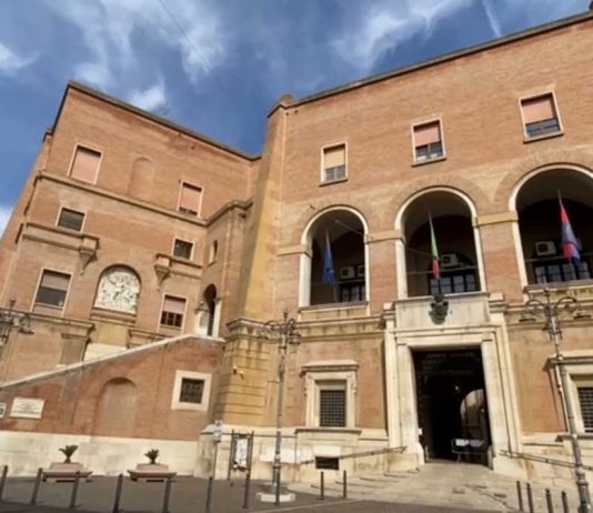Foggia, Tari e gestione dei rifiuti finiscono in Procura: il consigliere Mainiero presenta un esposto