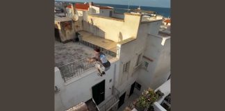 Vieste, salti “mortali” da un tetto all’altro nel centro storico: il “Parkour” divide