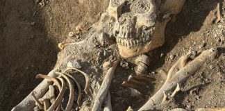 Toccante scoperta nel cimitero medioevale di Manfredonia: i resti di madre e figlio stretti in un abbraccio