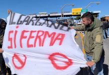 Poggio Imperiale, caos e tensioni al casello autostradale: centinaia di agricoltori bloccano gli accessi