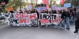 Studenti in piazza a Foggia contro carovita e scuole fatiscenti