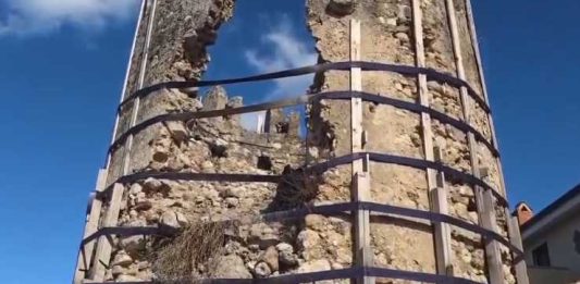 Pioggia e vento sul Gargano, crolla un merlo della storica Torretta di Varano